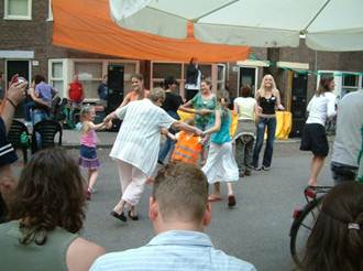 Dansen op straat met oa Juliane, zingende Belinda.jpg