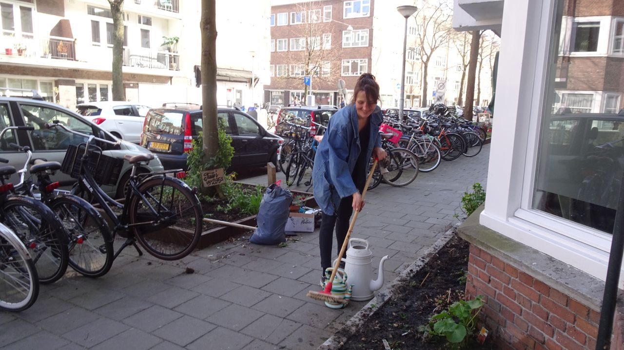 ../image/20220326143810_pg05979_orteliusstraat_297-bezig_met_het_geveltuintje.jpg