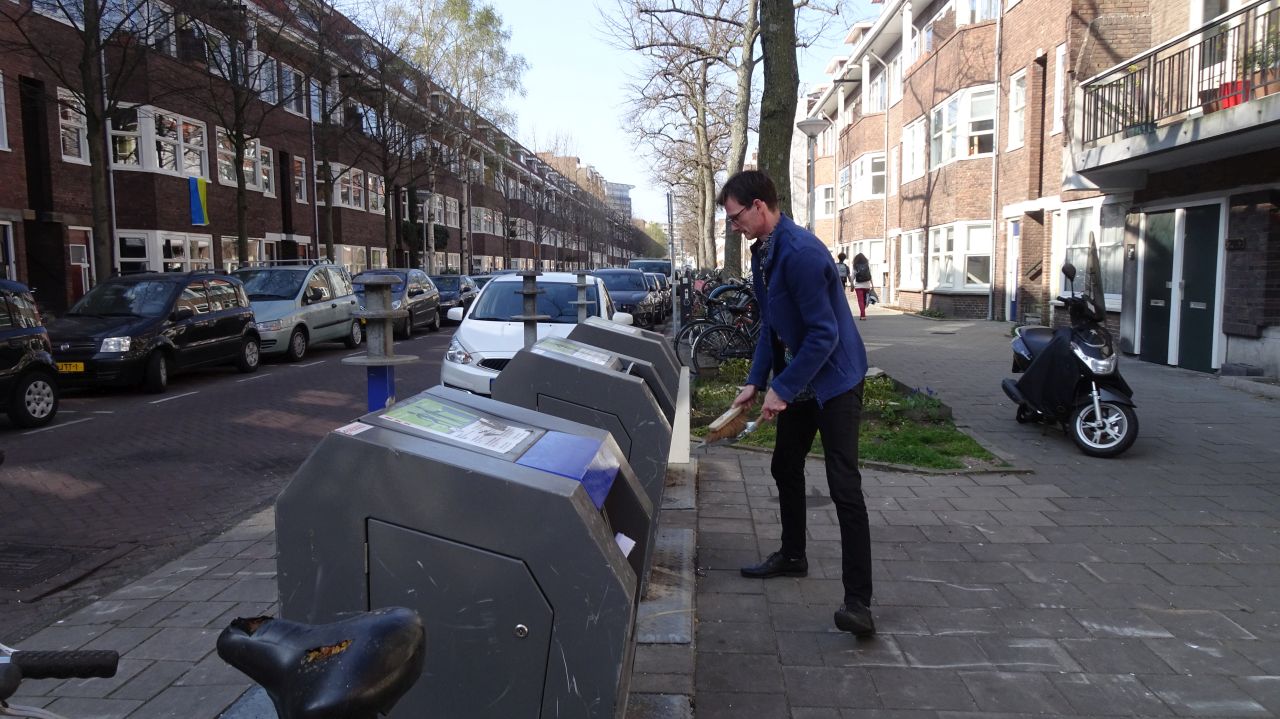 ../image/20220326150942_pg05982_orteliusstraat_286hs-aadlehmann_bij_de_ondergrondse_vuilnisbakken.jpg