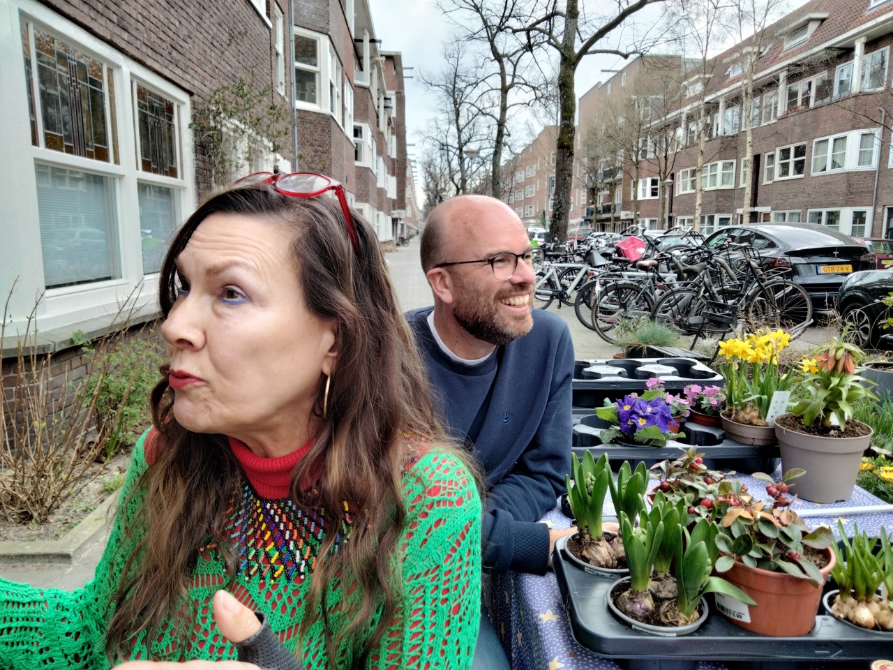 ../image/20250323t13.56.52xtthijsse_borrel_elise_wouter_bij_plantjes.jpg